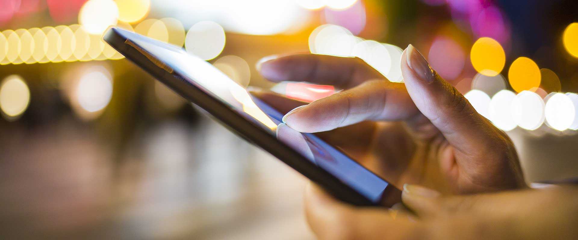 IT-Blog_Startbild_Haende-mit-Smartphone